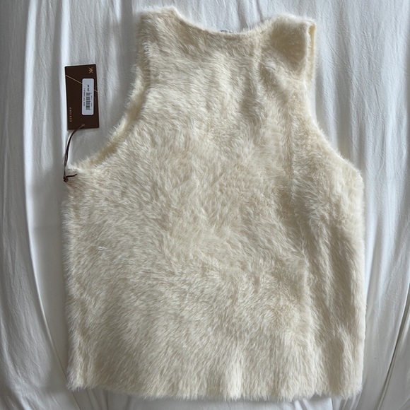 Fuzzy sleeveless top - Picture 5 of 7